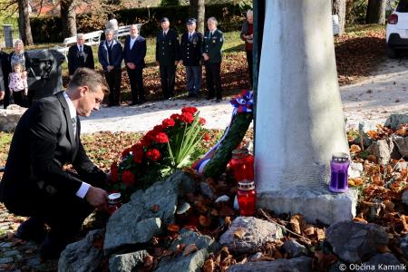 Ob 1. novembru smo se s polaganjem cvetja k osrednjim kamniškim spomenikom poklonili žrtvam vojn (55)